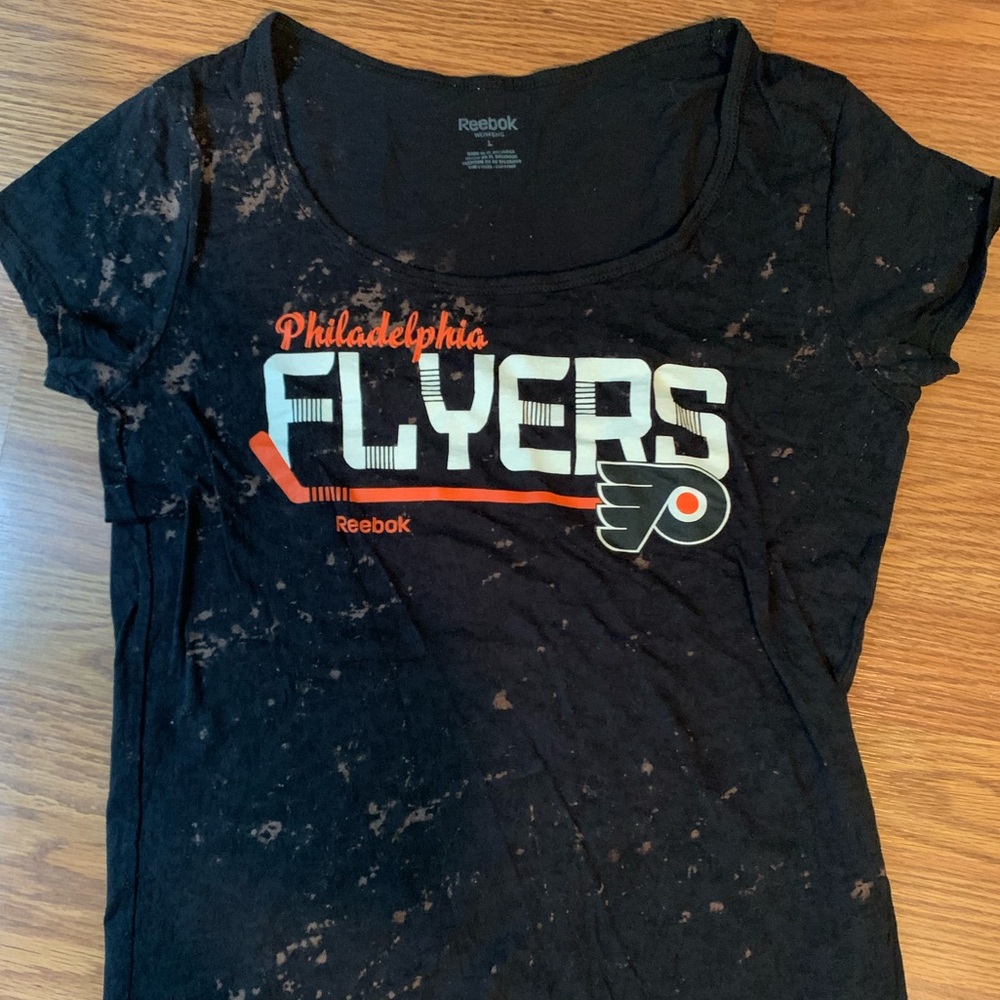 🏒 Philadelphia Flyers Hockey Bleach Dye Scoop-Neck T-Shirt